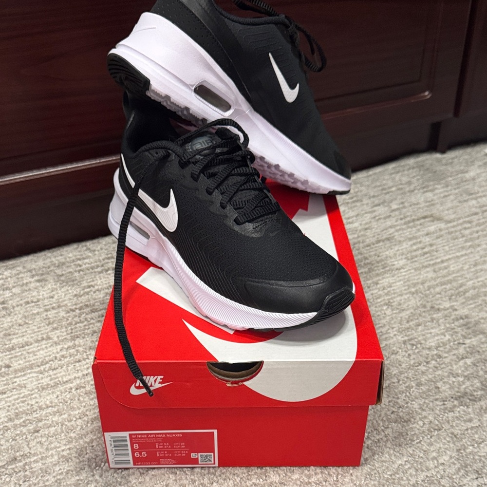 Nike AIR MAX NUAXIS Sz 8 Black and White Air Sneakers
